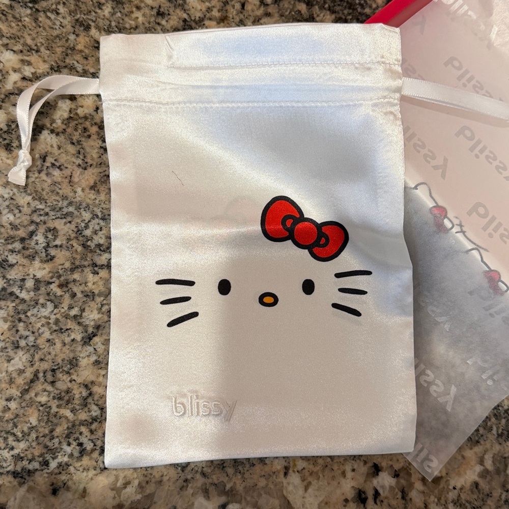 Blissy Hello Kitty Sleep Mask with Red Bow - Picture 9 of 11